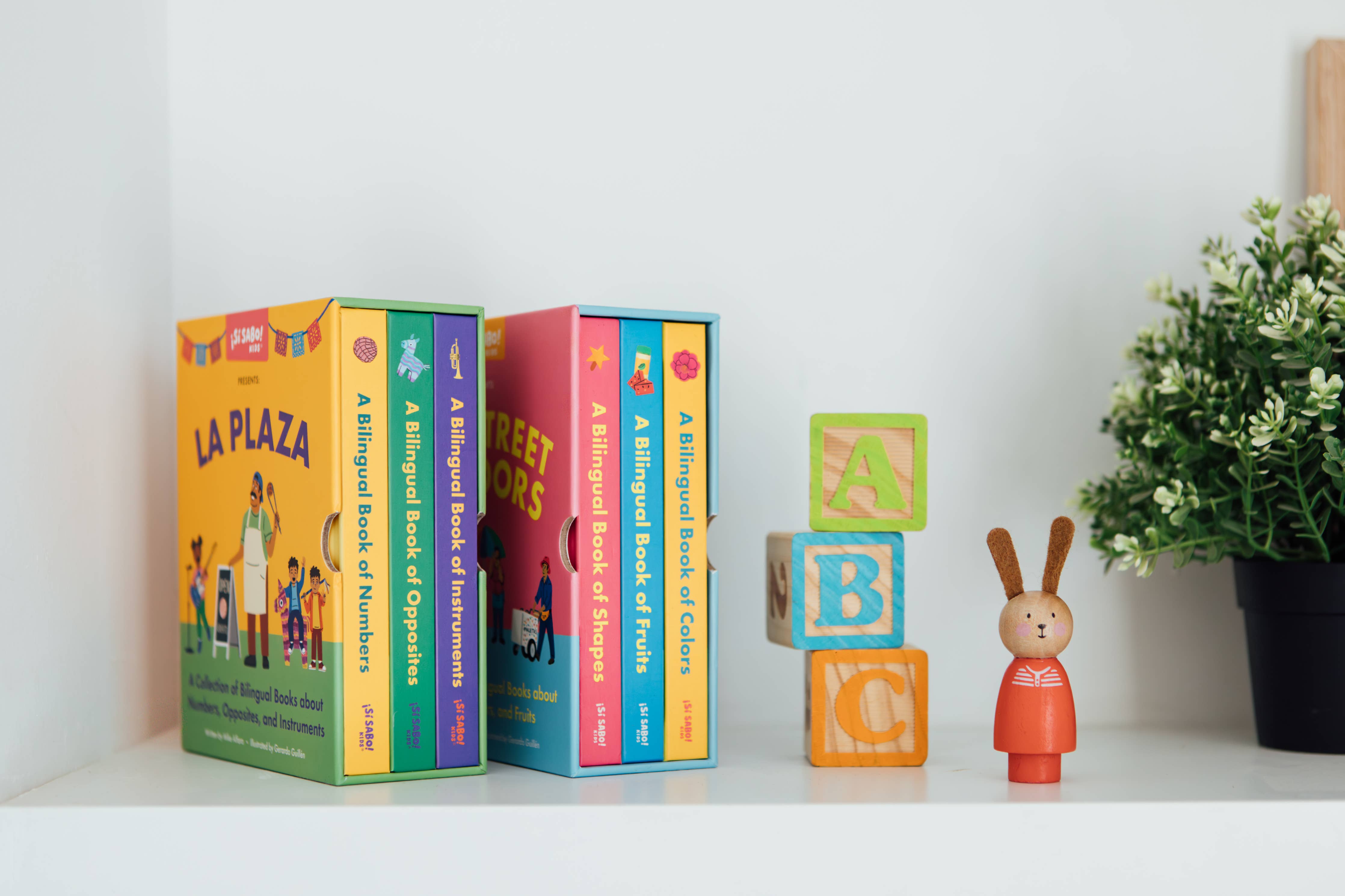 La Plaza (Sí Sabo Kids): A Collection of Bilingual Books