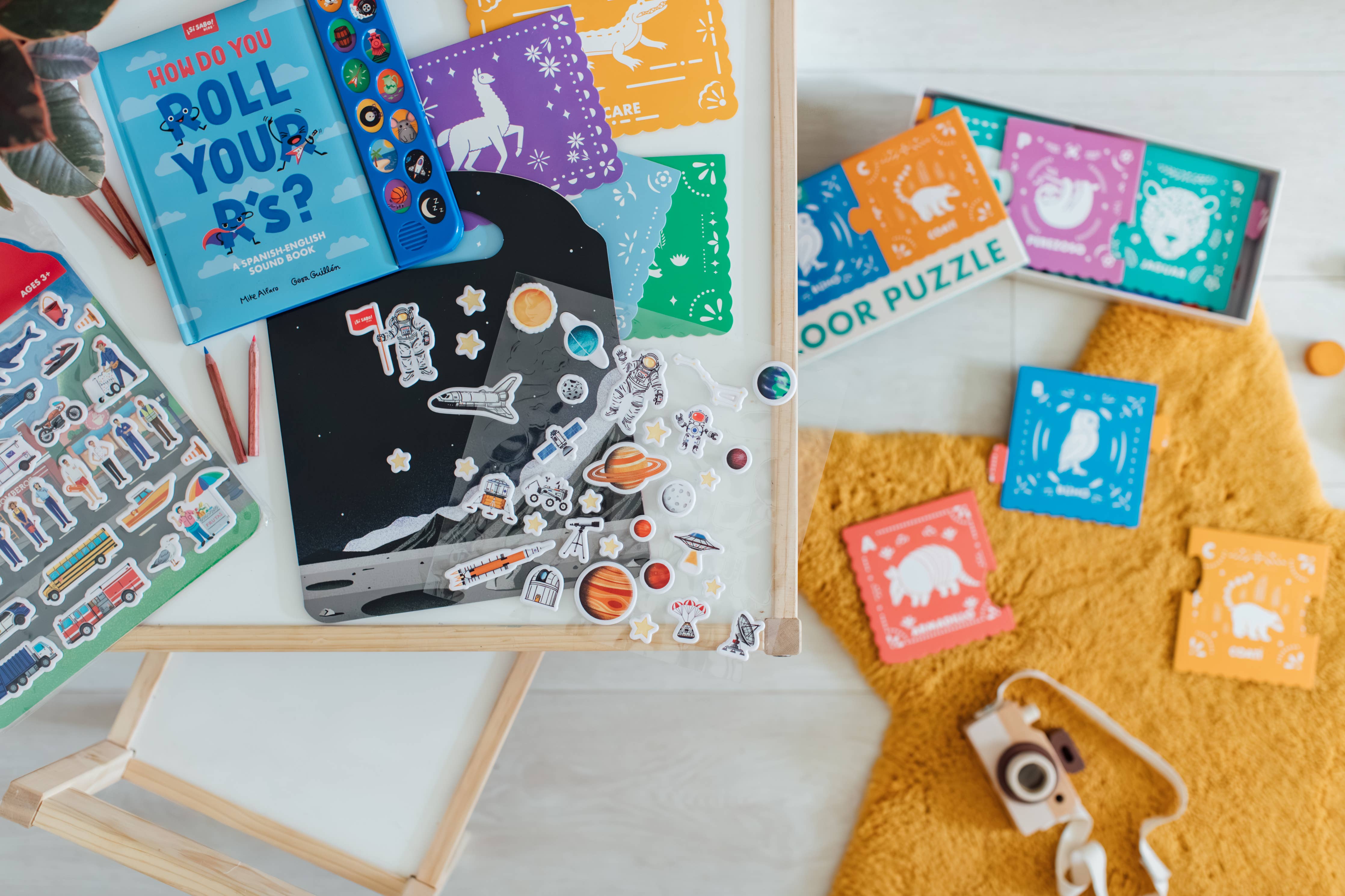 Sí Sabo Town: A Bilingual Reusable Sticker Play Set